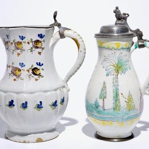 Deux chopes aux couvercles en étain en faïence polychrome, Nord de la France et Autriche, 18ème — photo 2