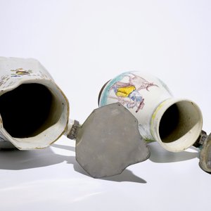 Deux chopes aux couvercles en étain en faïence polychrome, Nord de la France et Autriche, 18ème — photo 6