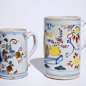 Deux chopes en faïence de Delft polychrome, 18ème — photo 1