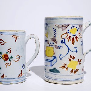 Deux chopes en faïence de Delft polychrome, 18ème — photo 2