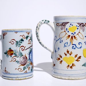 Deux chopes en faïence de Delft polychrome, 18ème — photo 3