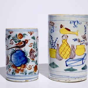 Deux chopes en faïence de Delft polychrome, 18ème — photo 4