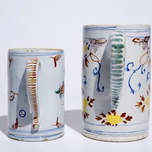 Deux chopes en faïence de Delft polychrome, 18ème — photo 5