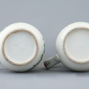 Deux chopes en porcelaine de Chine d'exportation famille rose, Qianlong — photo 3