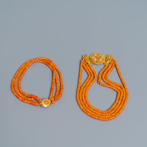 Deux colliers de perles en corail rouge aux serrures en or, Pays-Bas, 19/20ème — photo 1