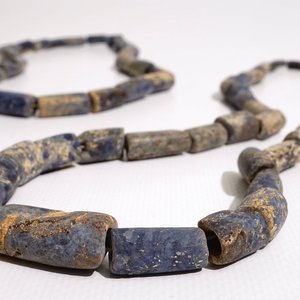 Deux colliers de perles tubulaires en lapis lazuli, Culture Chavin, Pérou, 9/2ème av. J.‑C. — photo 1