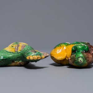Deux compte-gouttes en porcelaine de Chine verte sur biscuit, Kangxi — photo 7