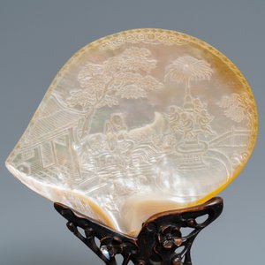 Deux coquillages en nacre sculptés sur socles en bois, Chine, 19ème — photo 3