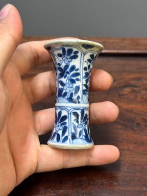 Deux coupes à pied et quatre vases miniatures de forme 'gu' en porcelaine de Chine en bleu et blanc, Kangxi — photo 11