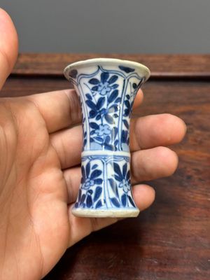 Deux coupes à pied et quatre vases miniatures de forme 'gu' en porcelaine de Chine en bleu et blanc, Kangxi — photo 12