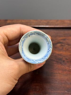 Deux coupes à pied et quatre vases miniatures de forme 'gu' en porcelaine de Chine en bleu et blanc, Kangxi — photo 13