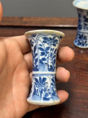 Deux coupes à pied et quatre vases miniatures de forme 'gu' en porcelaine de Chine en bleu et blanc, Kangxi — photo 16
