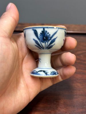 Deux coupes à pied et quatre vases miniatures de forme 'gu' en porcelaine de Chine en bleu et blanc, Kangxi — photo 21