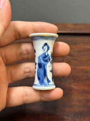 Deux coupes à pied et quatre vases miniatures de forme 'gu' en porcelaine de Chine en bleu et blanc, Kangxi — photo 7
