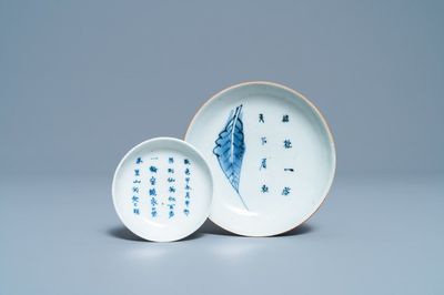 Deux coupes aux poèmes en porcelaine de Chine en bleu et blanc, époque Transition et Kangxi