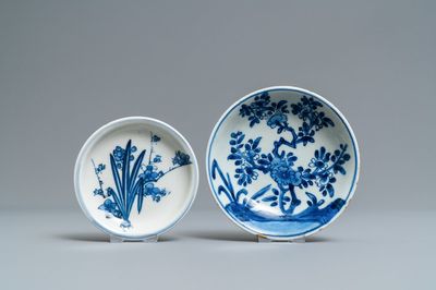 Deux coupes en porcelaine de Chine en bleu et blanc à décor floral, Kangxi et Tianqi