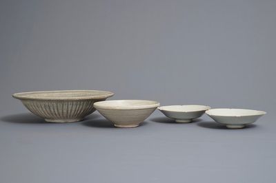 Deux coupes en porcelaine de Chine qingbai, un plat Sawankhalok et un bol, Song et après