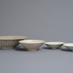 Deux coupes en porcelaine de Chine qingbai, un plat Sawankhalok et un bol, Song et après — photo 1