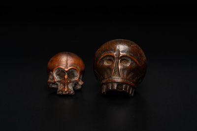 Deux crânes en bois sculpté, 17/18ème
