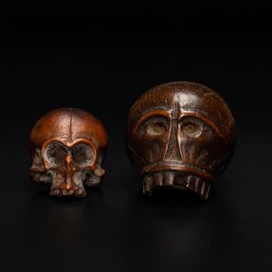 Deux crânes en bois sculpté, 17/18ème — photo 1