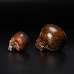 Deux crânes en bois sculpté, 17/18ème — photo 2