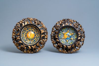 Deux crespinas en majolique italienne polychrome dans leurs cadres en bois sculpté, Faenza et Montelupo, 16/17ème