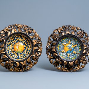 Deux crespinas en majolique italienne polychrome dans leurs cadres en bois sculpté, Faenza et Montelupo, 16/17ème — photo 1
