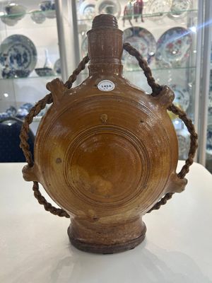 Deux cruches bellarmines et une gourde de pélerin en grès allemand, 17ème — photo 1