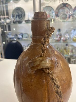 Deux cruches bellarmines et une gourde de pélerin en grès allemand, 17ème — photo 5