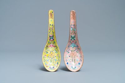 Deux cuillères en porcelaine de Chine à fond jaune et rose, marque et époque de Tongzhi