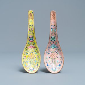Deux cuillères en porcelaine de Chine à fond jaune et rose, marque et époque de Tongzhi — photo 1