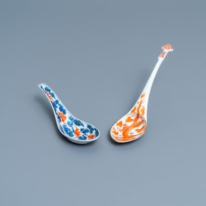 Deux cuillères en porcelaine de Chine en bleu et blanc et en rouge de fer, 19/20ème — photo 1