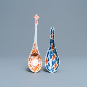 Deux cuillères en porcelaine de Chine en bleu et blanc et en rouge de fer, 19/20ème — photo 2