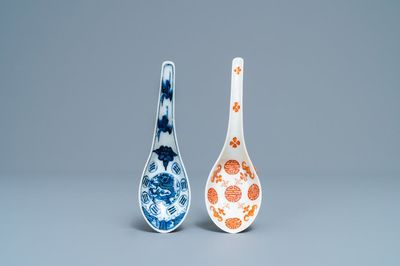 Deux cuillères en porcelaine de Chine en bleu et blanc et en rouge de fer, marque et époque de Daoguang et de Guangxu