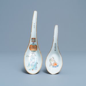 Deux cuillères en porcelaine de Chine famille rose à décor 'Wu Shuang Pu', marque et époque de Daoguang — photo 2