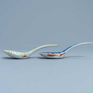 Deux cuillères en porcelaine de Chine famille rose à fond bleu et vert citron, marque et époque de Tongzhi — photo 3