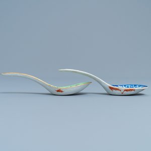 Deux cuillères en porcelaine de Chine famille rose à fond bleu et vert citron, marque et époque de Tongzhi — photo 4