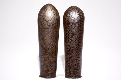 Deux défenses de bras dit bazuband gravées et damasquinées, Iran, art qajar, 18/19ème