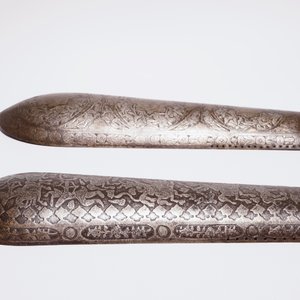 Deux défenses de bras dit bazuband gravées et damasquinées, Iran, art qajar, 18/19ème — photo 3