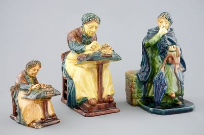 Deux dentelières et une marchande en poterie flamande, début du 20ème