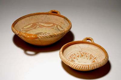 Deux écuelles en terre cuite de Werra à décor d'un soleil et un sanglier, daté 1607