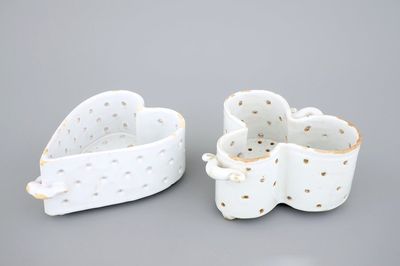 Deux égouttoirs à fromage en forme de coeur et trilobe, 18ème