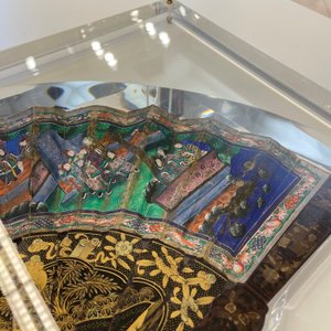 Deux éventails chinois de Canton en laque et papier peint, montés en plexi, 19ème — photo 16