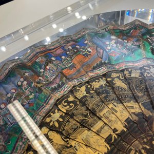 Deux éventails chinois de Canton en laque et papier peint, montés en plexi, 19ème — photo 18