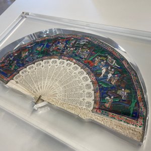Deux éventails chinois de Canton en laque et papier peint, montés en plexi, 19ème — photo 23
