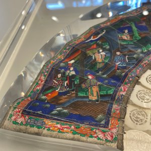 Deux éventails chinois de Canton en laque et papier peint, montés en plexi, 19ème — photo 27