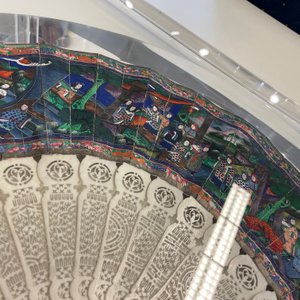 Deux éventails chinois de Canton en laque et papier peint, montés en plexi, 19ème — photo 28