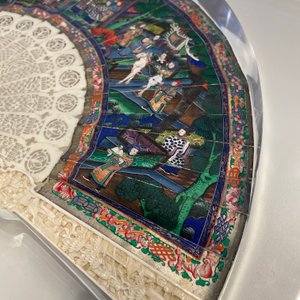 Deux éventails chinois de Canton en laque et papier peint, montés en plexi, 19ème — photo 35