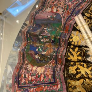 Deux éventails chinois de Canton en laque et papier peint, montés en plexi, 19ème — photo 37
