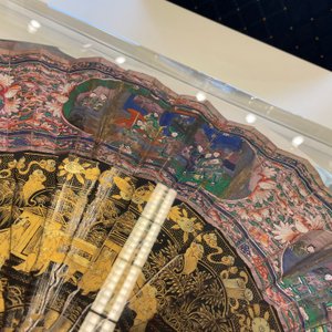 Deux éventails chinois de Canton en laque et papier peint, montés en plexi, 19ème — photo 38